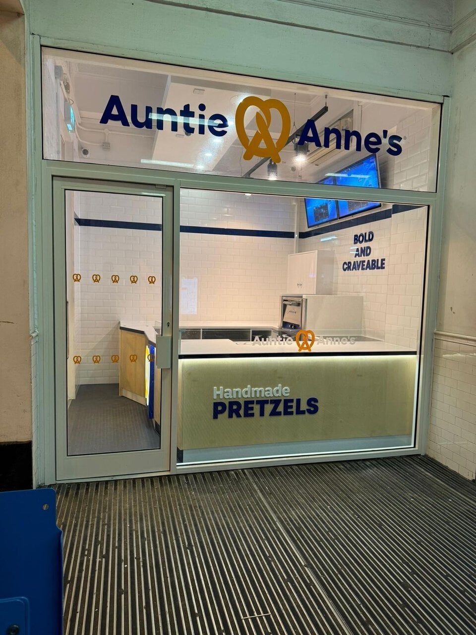 deux femmes sourires en tenues auntie anne’s bleu