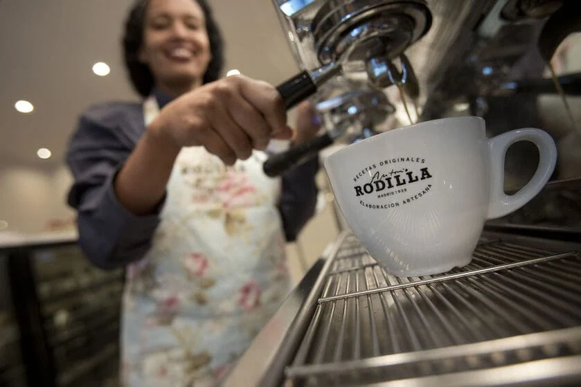 cafe en máquina rodilla (1) (1)