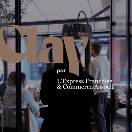 café en vitrine : bistro chaleureux en bois