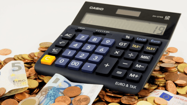 calculadora y dinero