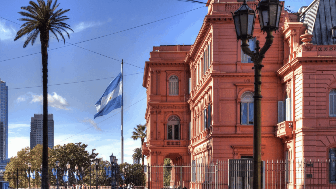 casa rosada y bandera de argentina