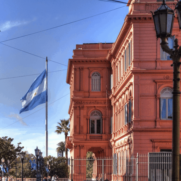casa rosada y bandera de argentina