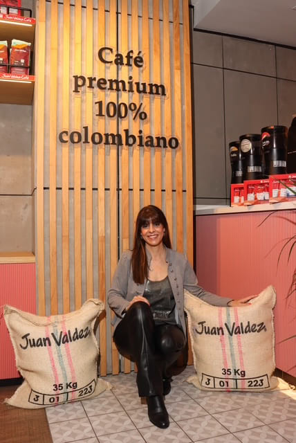 ceo juan valdez dentro de establecimiento