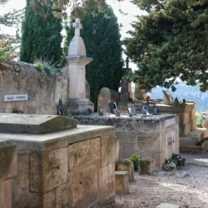 cimetière avec des tombes