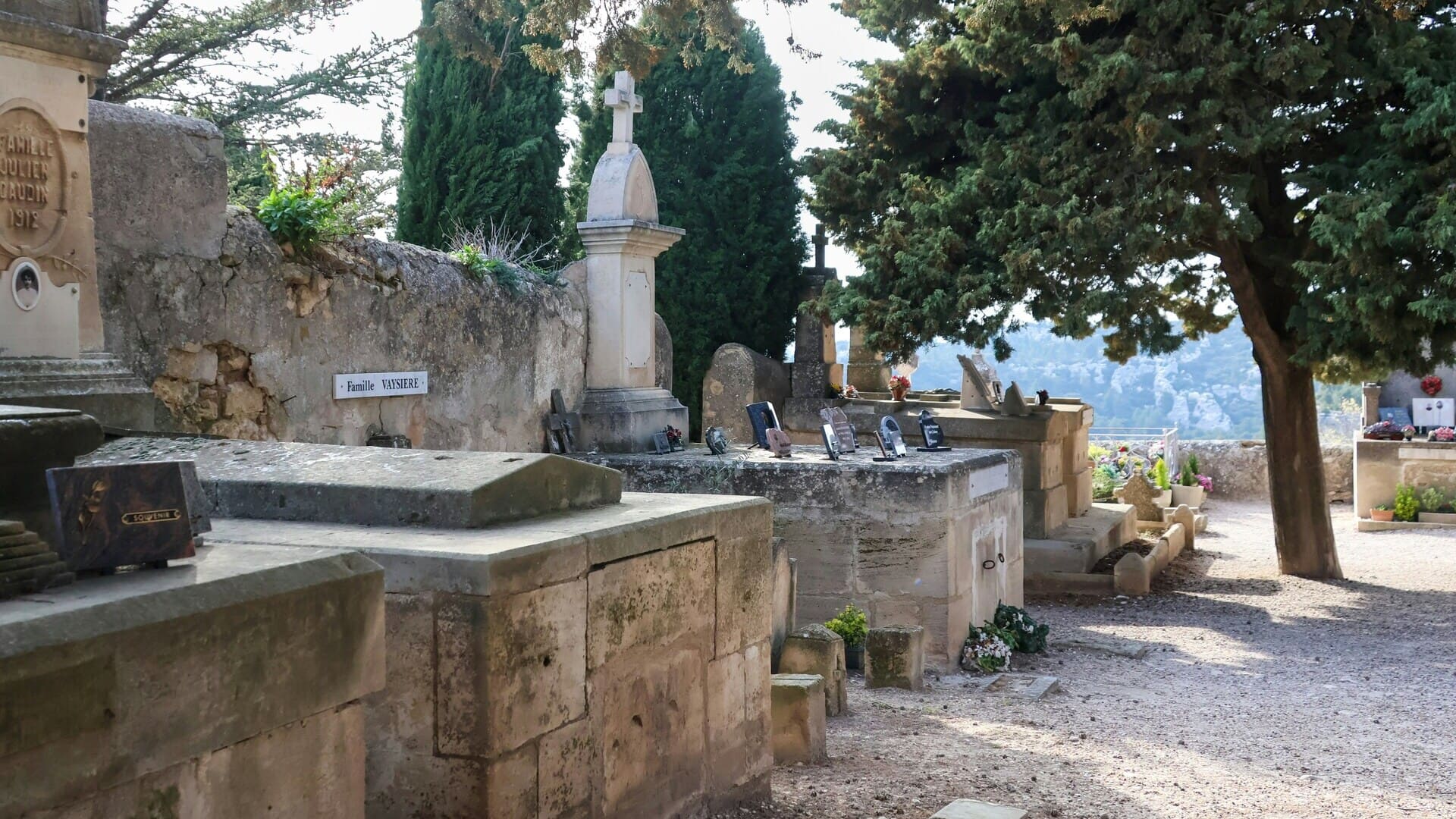 cimetière avec des tombes