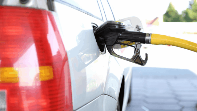 coche en gasolinera