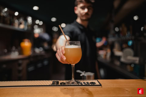 cocktail mousseux servi au comptoir du bar