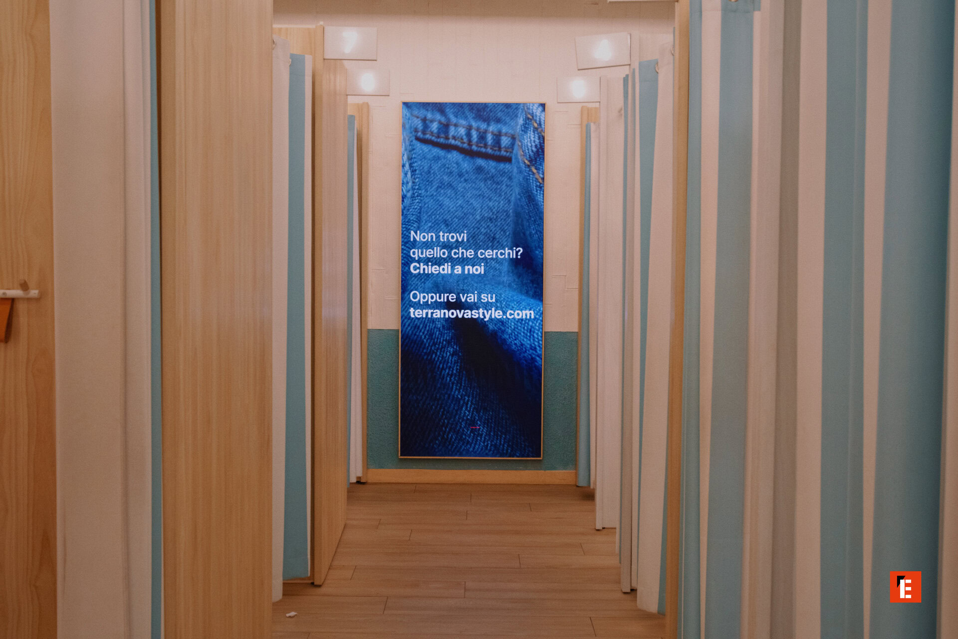 corridoio camerini prova con tende rigate e schermo digitale