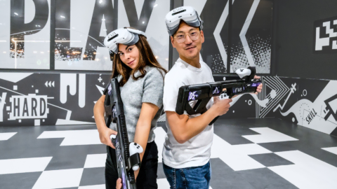 kiosco de recepción con tablet de bienvenida