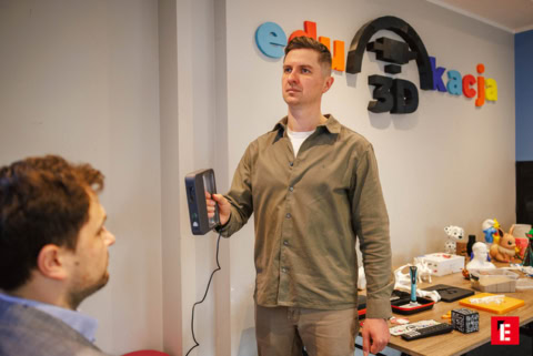 démonstration scanner 3d en atelier créatif