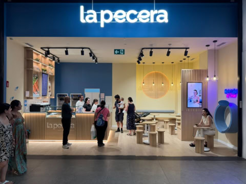 vitrina de cafetería con bocadillos, galletas y bollería