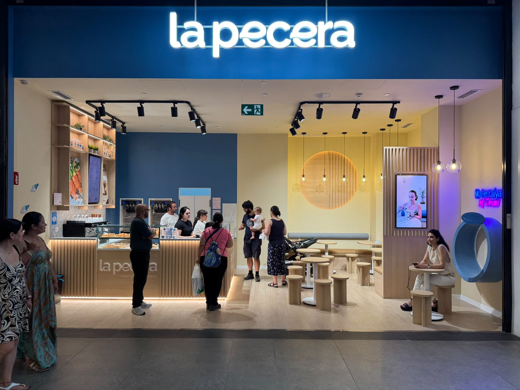 vitrina de cafetería con bocadillos, galletas y bollería