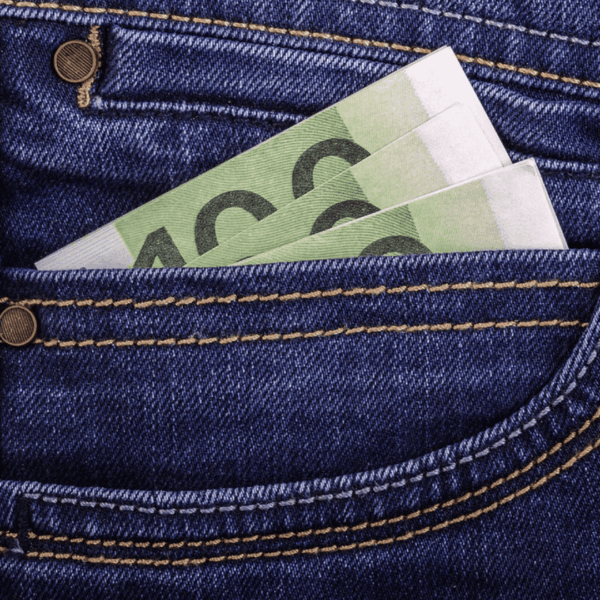 dinero en pantalón