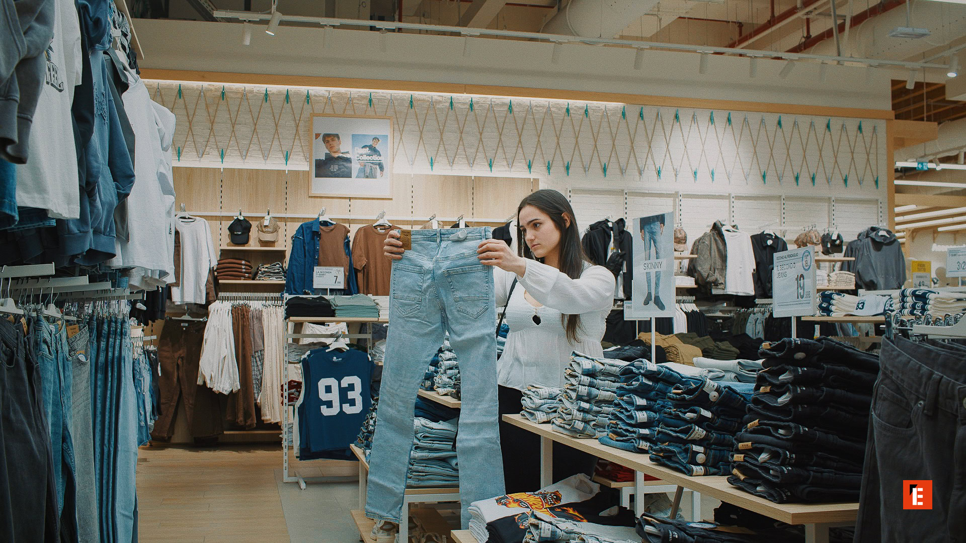 donna prova jeans in negozio di abbigliamento