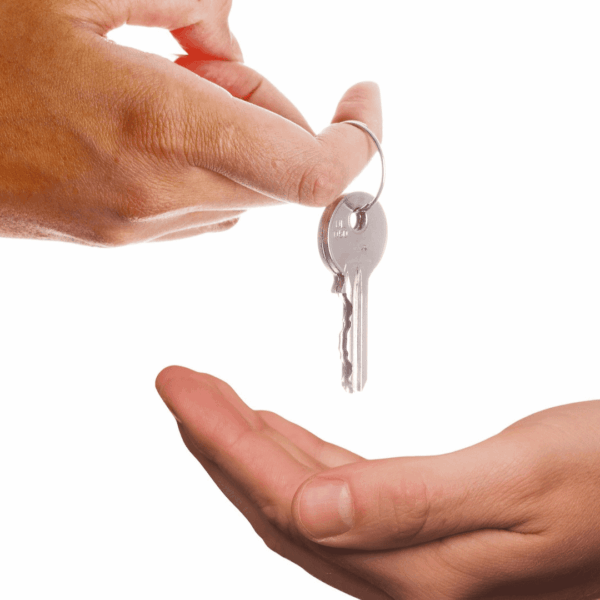 dos manos pasándose una llave