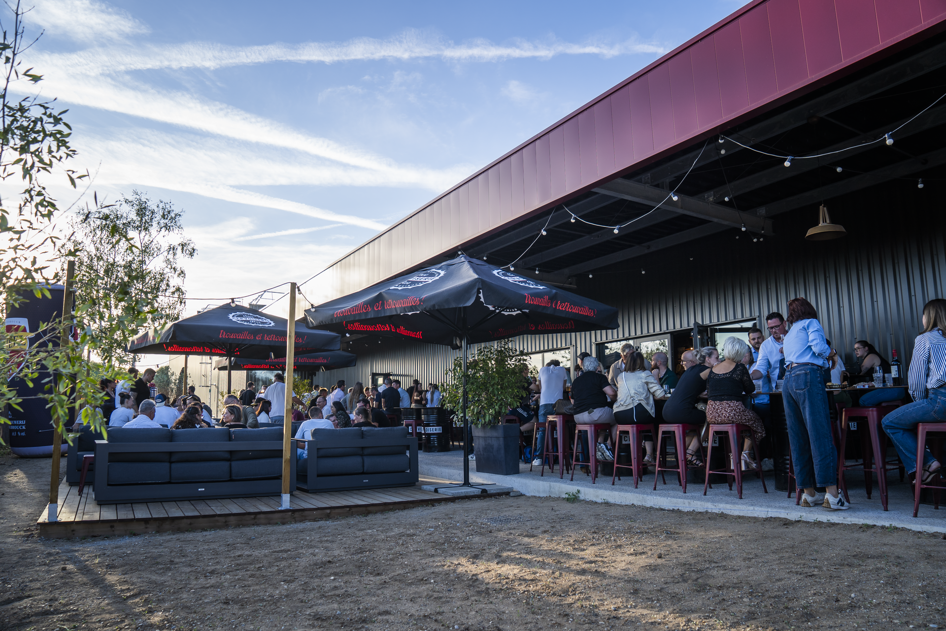 toast de bières en groupe au bar cervoiserie