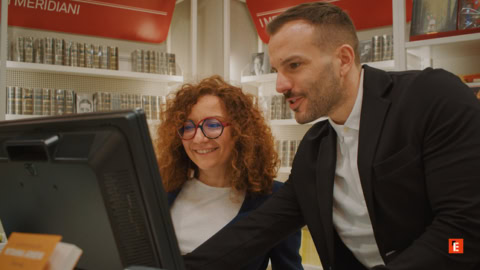 assistenza clienti al computer in libreria