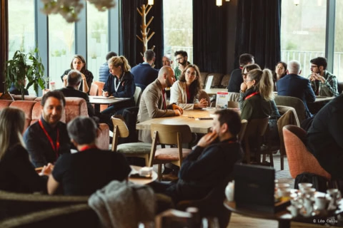 réunion d’équipe dans un bureau moderne