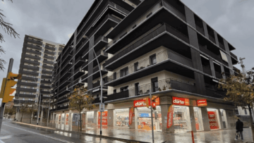edificio con tienda charter en el bajo