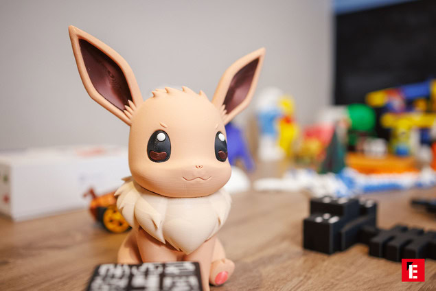 figurine eevee pokémon mignonne sur table en bois