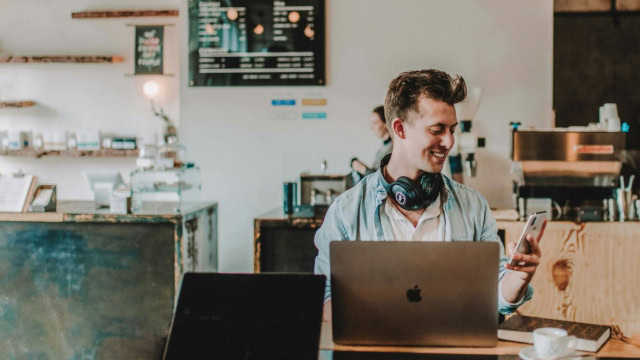 entrepreneur dans un café ou bar