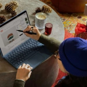 entrepreneur sur son ordinateur