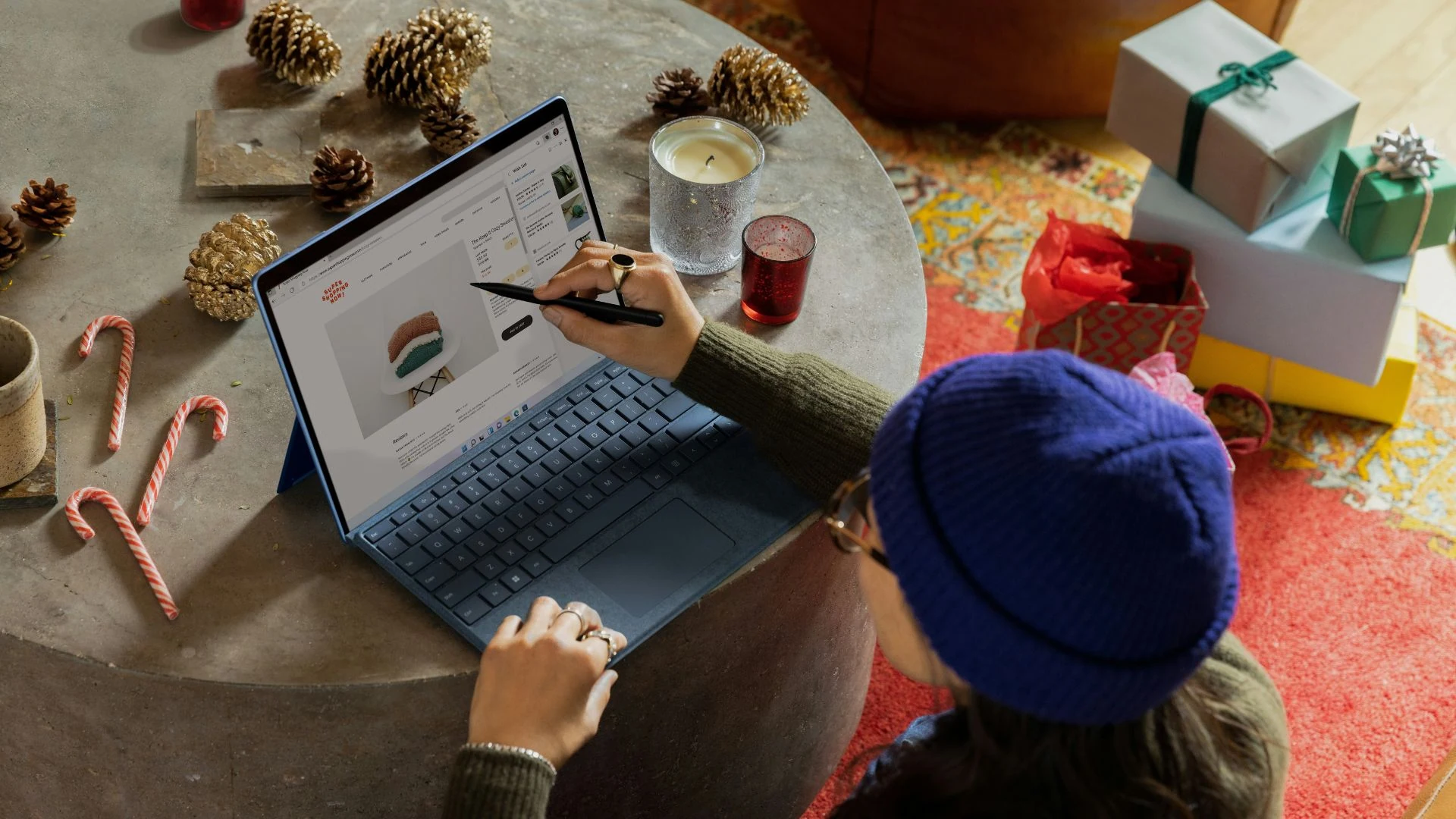 entrepreneur sur son ordinateur