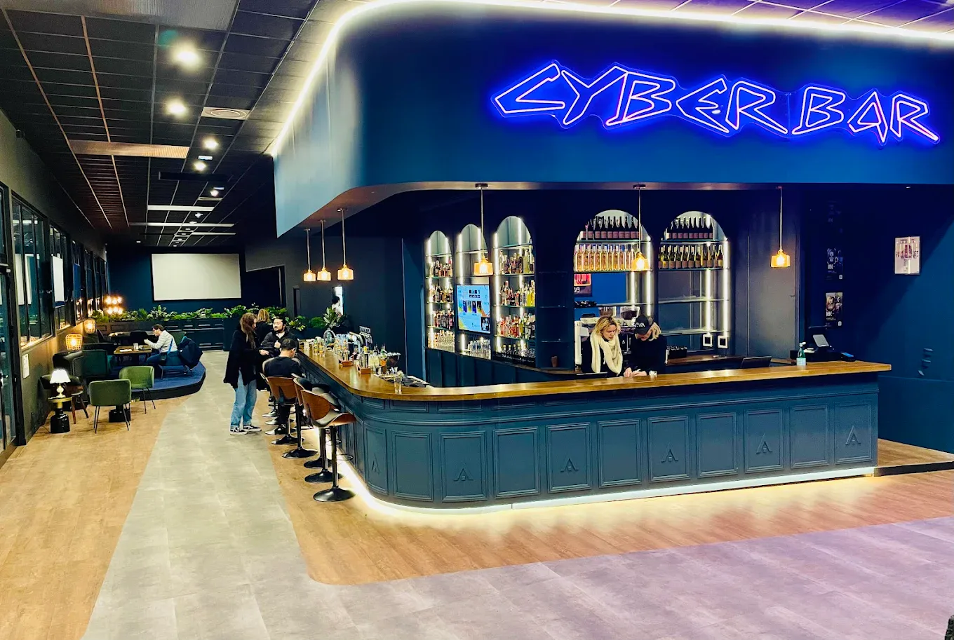 mural blanco y negro con silueta en triángulo