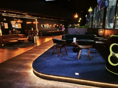 cyberbar neón morado y barra de madera