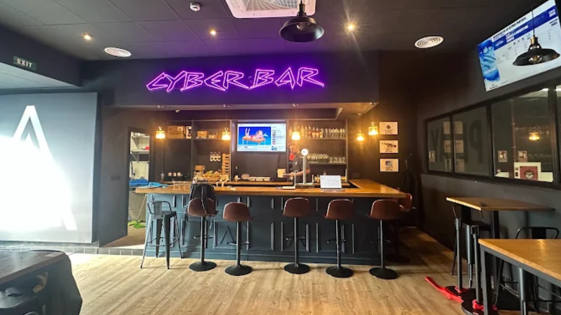 jugador vr esports con casco eva y rifle controlador