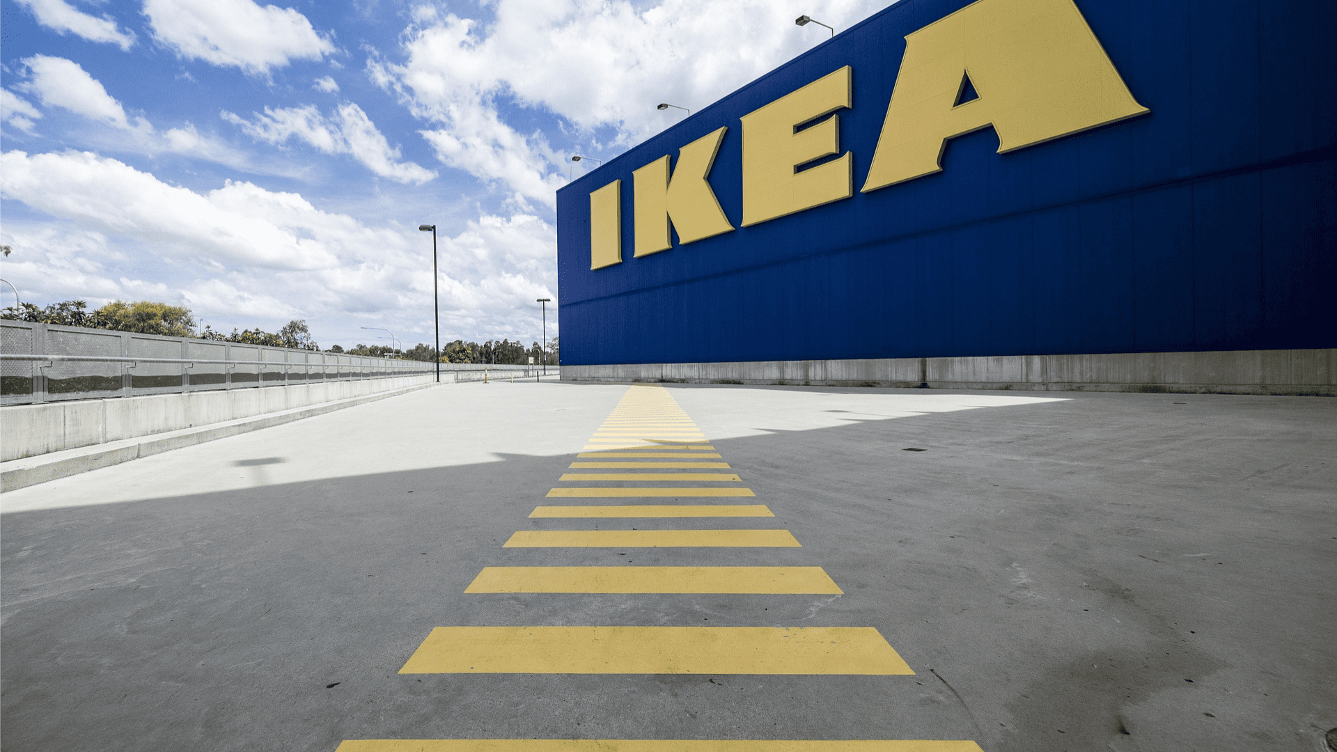exterior tienda ikea logo