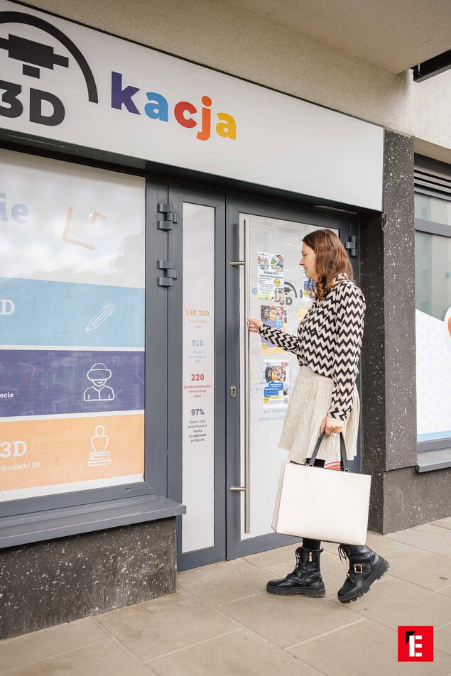 femme devant boutique à enseigne colorée