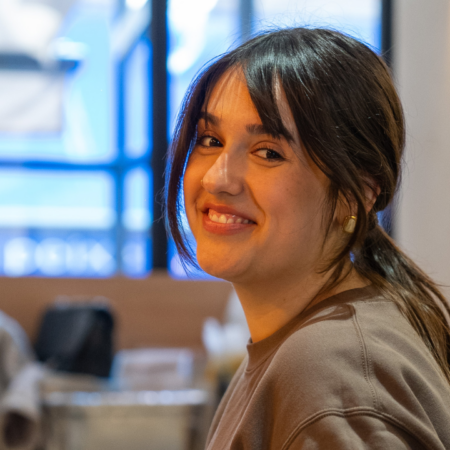 portrait chaleureux dune femme souriante à la fenêtre