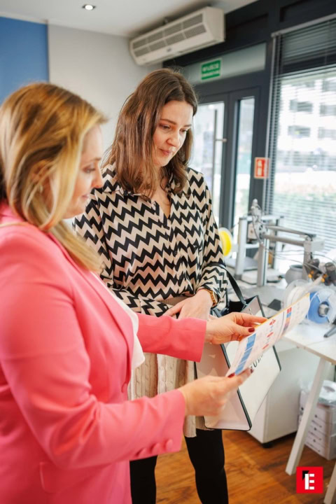 deux femmes analysant un document au bureau