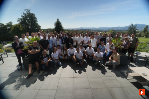 femme souriante tenant ses clés de voiture