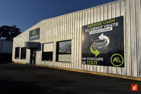 rangée de voitures dans un parking au soleil couchant
