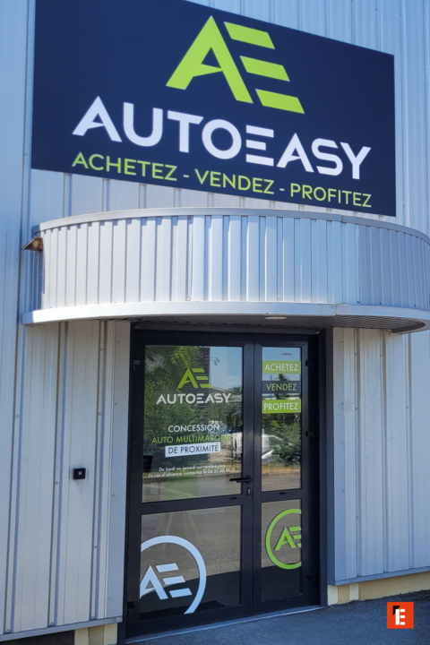 remise de clés de voiture — main tendue