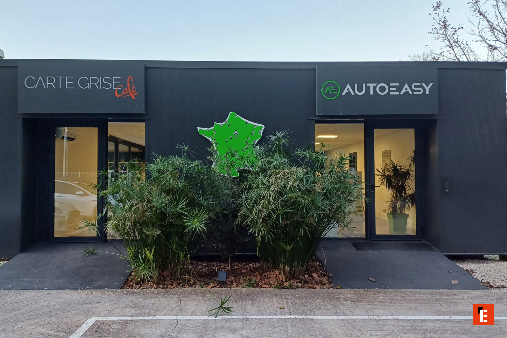 rangée de voitures au parking : rétroviseur argenté