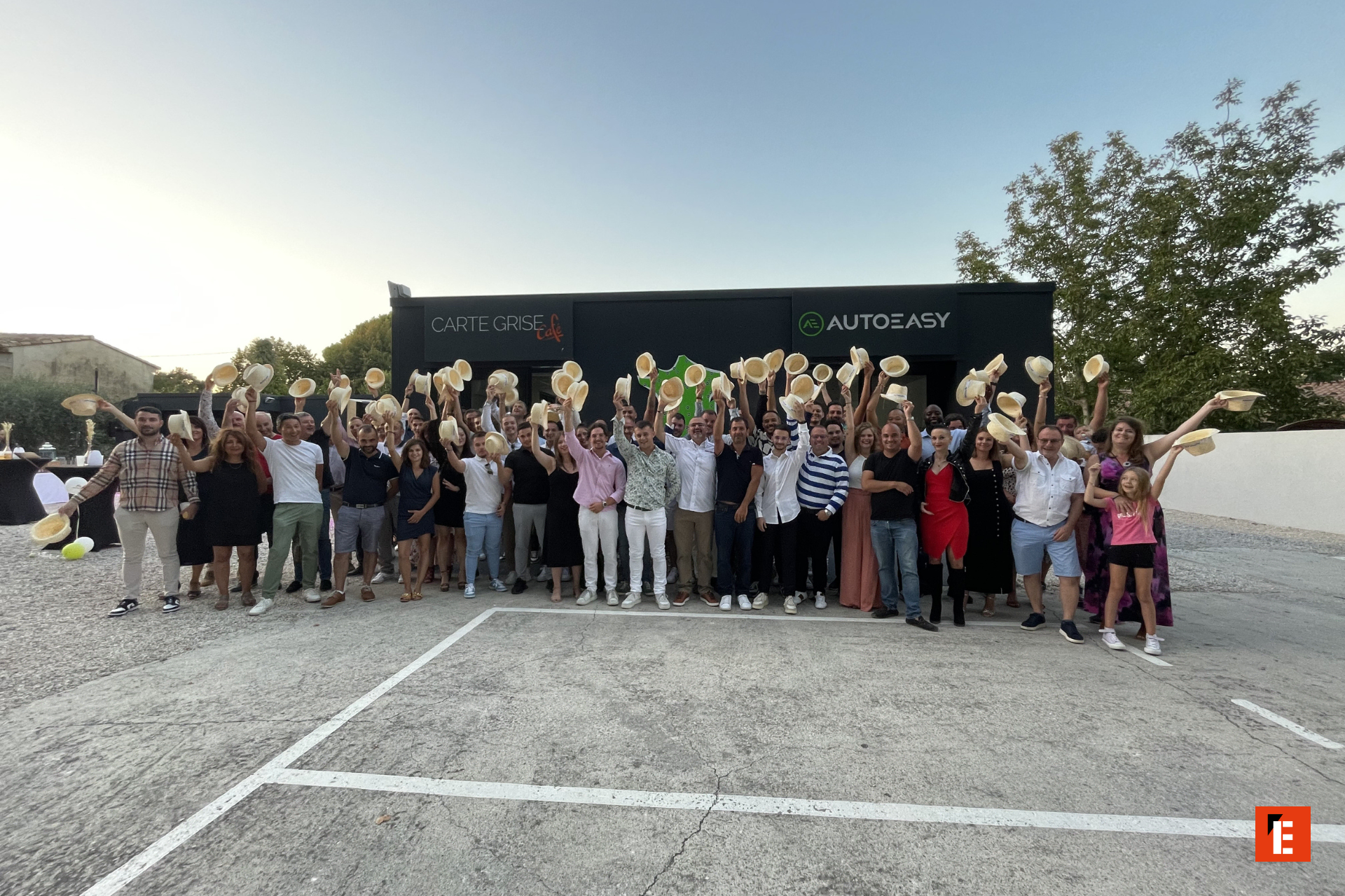 showroom voitures modernes jaune et gris avec reflets