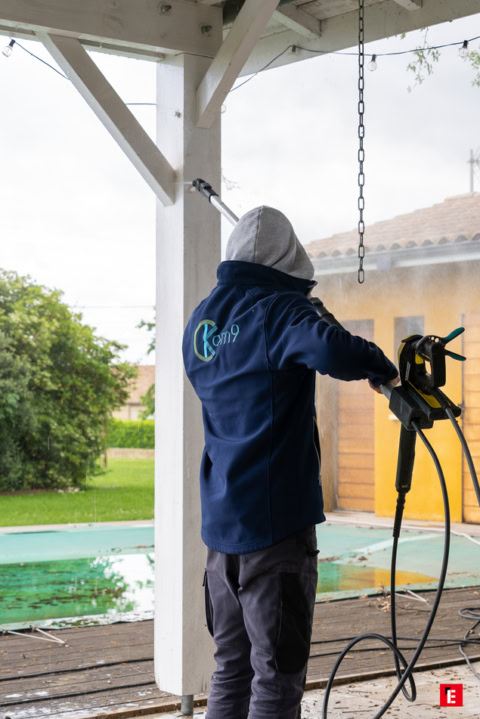 façade en bois avec fenêtres et volets ouverts