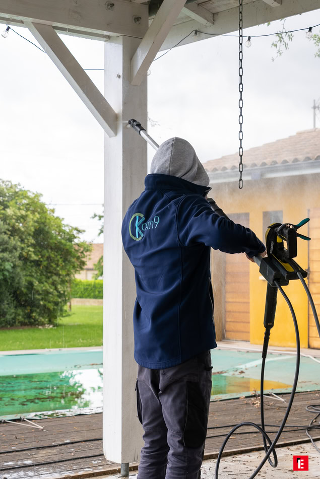 façade en bois avec fenêtres et volets ouverts