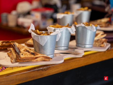 comptoir de bar rétro, mur rouge et tireuses chromées