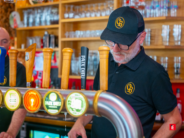 partie de cartes, frites et bière au pub