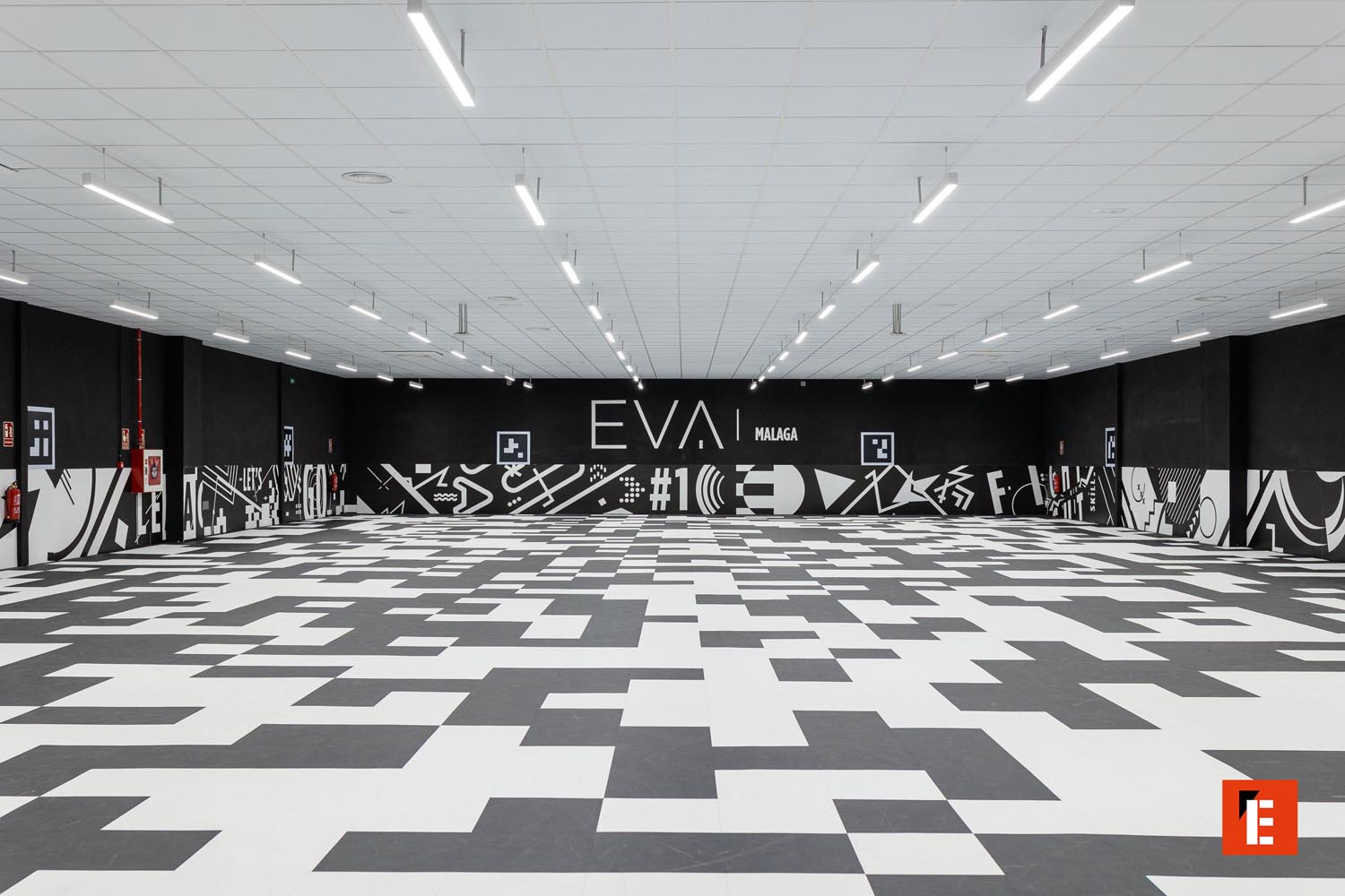 sala de espera moderna con zona de juego y recepción