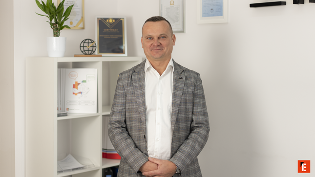 broszura nieruchomości investment z czerwono niebieskim paskiem