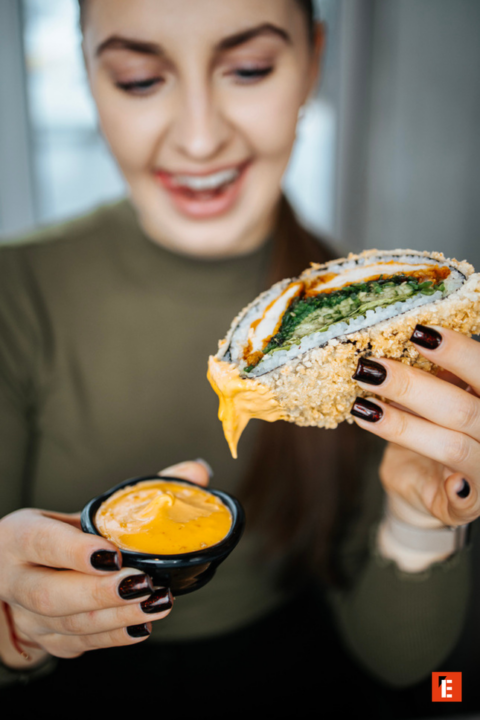 kucharz kroi rolki sushi z precyzją
