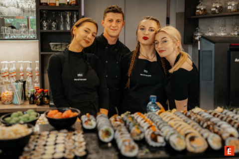 barista przy kasie w nowoczesnej kawiarni