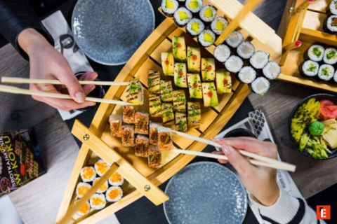 opalana rolka sushi z Łososiem i awokado