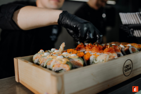 Świeże sushi i kolorowe koktajle przy stole