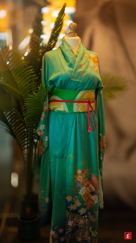turkusowe jedwabne kimono z obi i sakurą